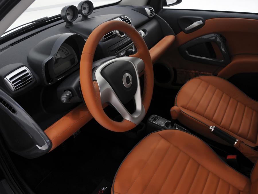 Интерьер Smart ForTwo 10th Anniversary by Brabus 2009 года  (фото 2 из 2)